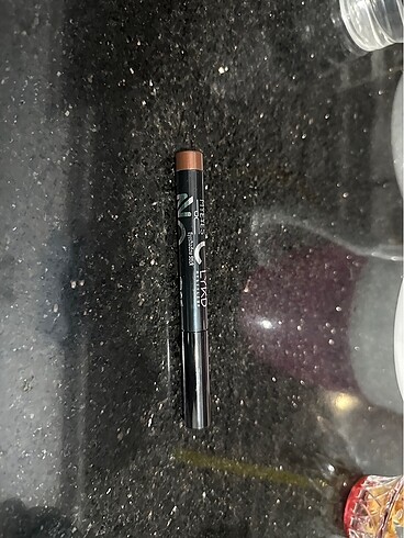  Beden Lykd eyeshadaw Stix