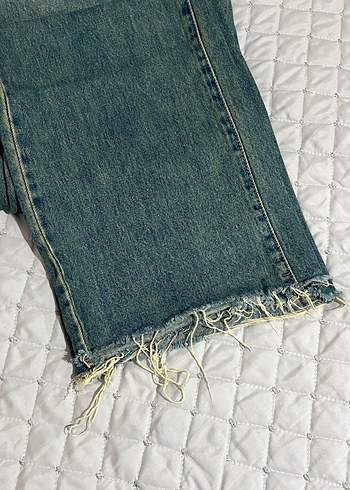 Stradivarius Orta Koyu Mavi Saçaklı Straight Jean - Görsel 5