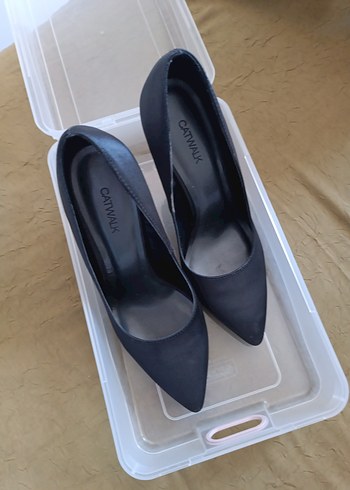 Siyah Saten Stiletto Topuklu Kadın Ayakkabı