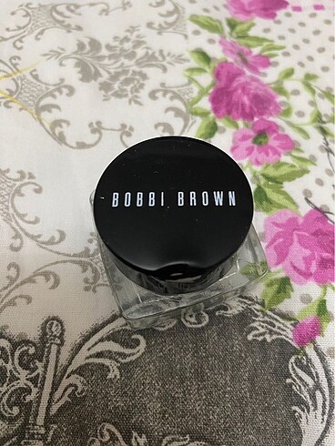 Bobbi Brown far