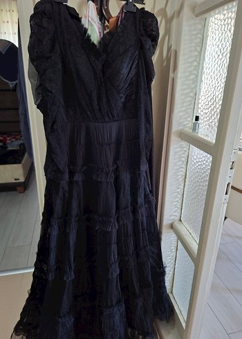 Siyah V Yaka Uzun Fırfırlı Gotik Elbise