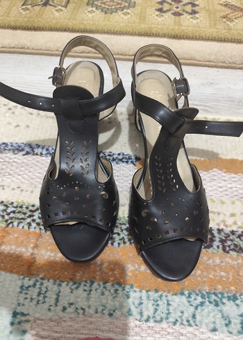 Siyah Topuklu Kadın Sandalet