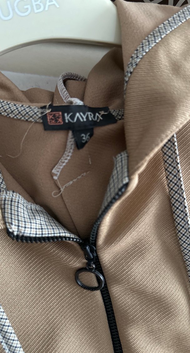 Bej Kapüşonlu Kısa Kadın Yağmurluk - Görsel 3