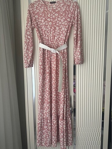 Pembe çiçekli elbise