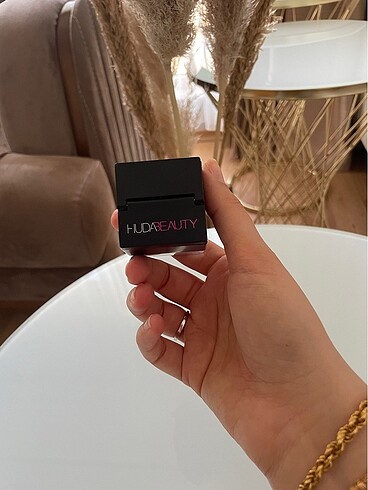 Huda Beauty toz pudra