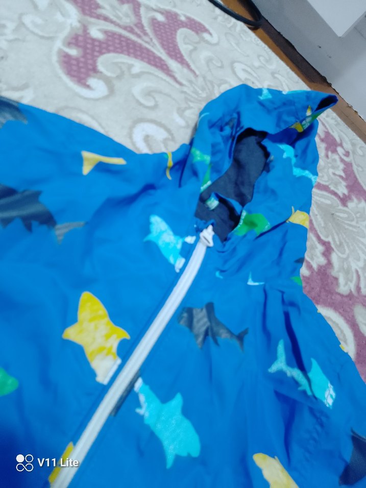 Kapüşonlu Mavi Erkek Çocuk Yağmurluğu - Görsel 2