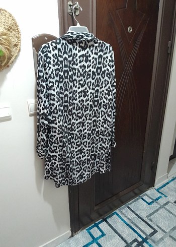 Leopar Desenli Gri Kadın Uzun Kollu Gömlek - Görsel 2