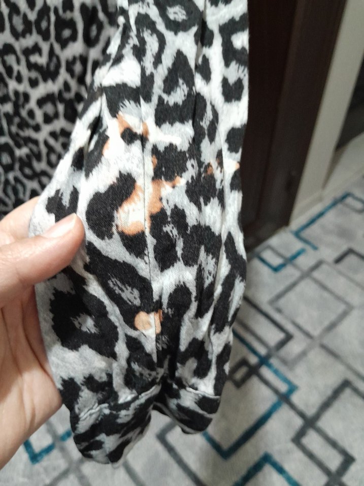 Leopar Desenli Gri Kadın Uzun Kollu Gömlek - Görsel 3