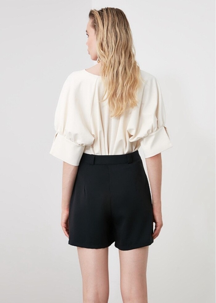 Siyah düğmeli şort etek - Görsel 3