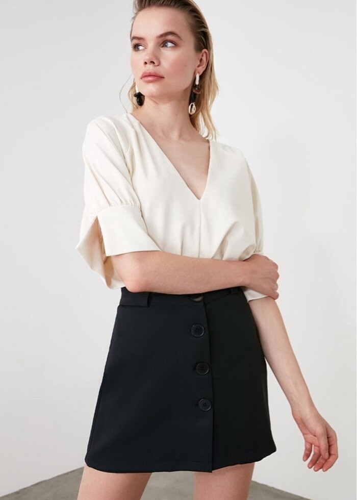 Siyah düğmeli şort etek - Görsel 2
