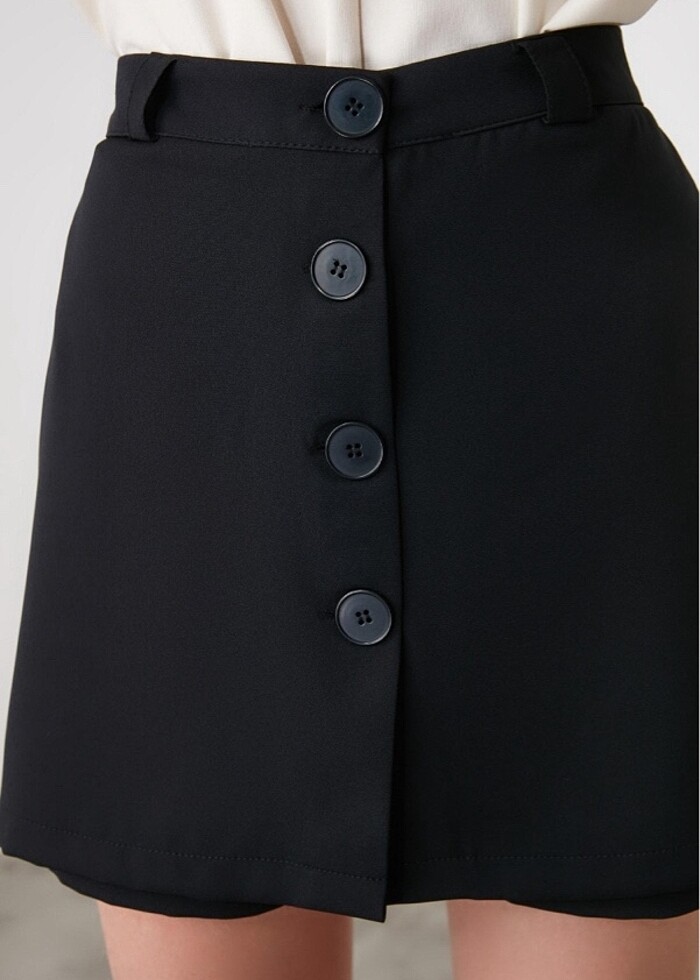 Siyah düğmeli şort etek - Görsel 4