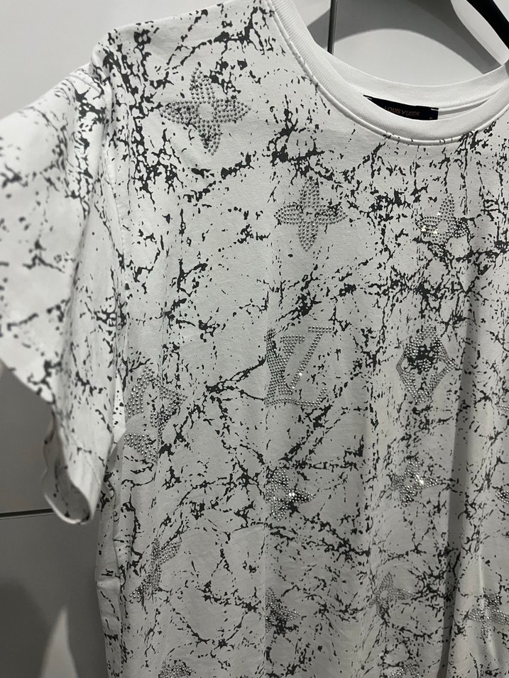 Gri Beyaz Batik Desenli Kısa Kollu Tişört - Görsel 3