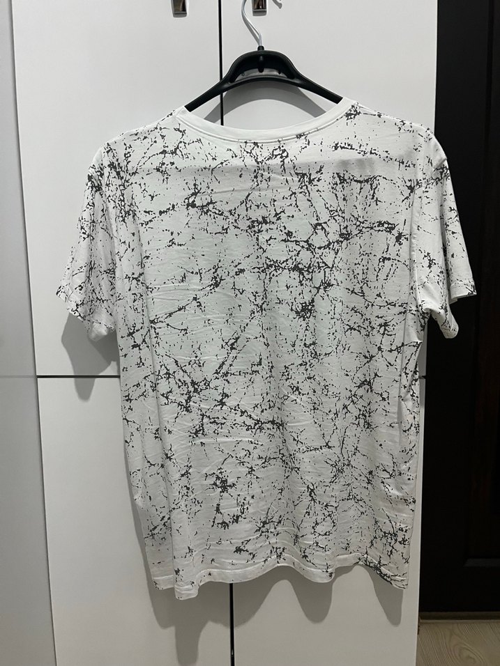 Gri Beyaz Batik Desenli Kısa Kollu Tişört - Görsel 4