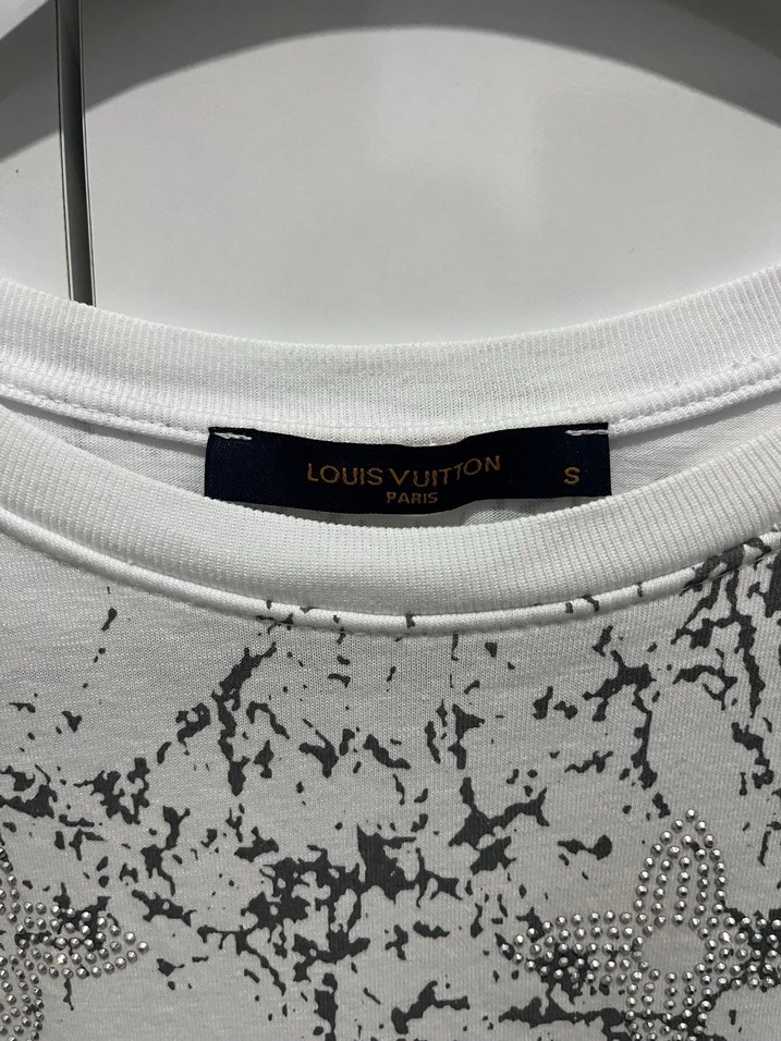 Gri Beyaz Batik Desenli Kısa Kollu Tişört - Görsel 2