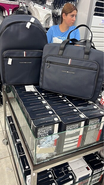Tommy hilfiger sırt çantası ve laptop çantası