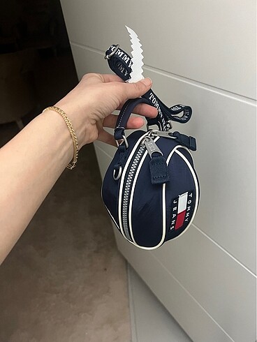  Beden Tommy Hilfiger etiketli çanta