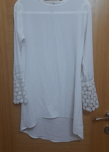 Beyaz kolları dantel detaylı gömlek