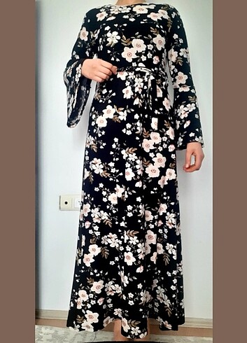 Çiçekli kol detaylı elbise ;))