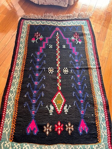El dokuma yün kilim