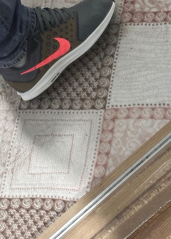 Gri ve Bej Spor Ayakkabı Velcro Detaylı - Görsel 3