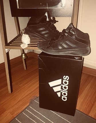 36,5 numara Adidas, hiçbir deformesi yok temizdir.