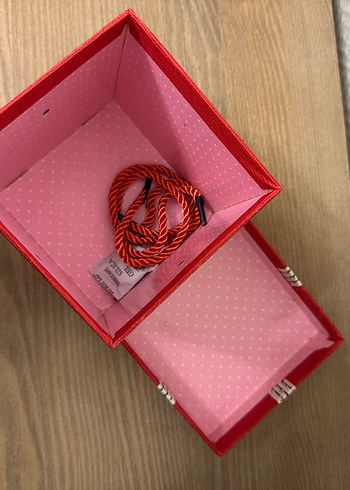 Kırmızı Kurdeleli Hediye Kutusu - Görsel 3