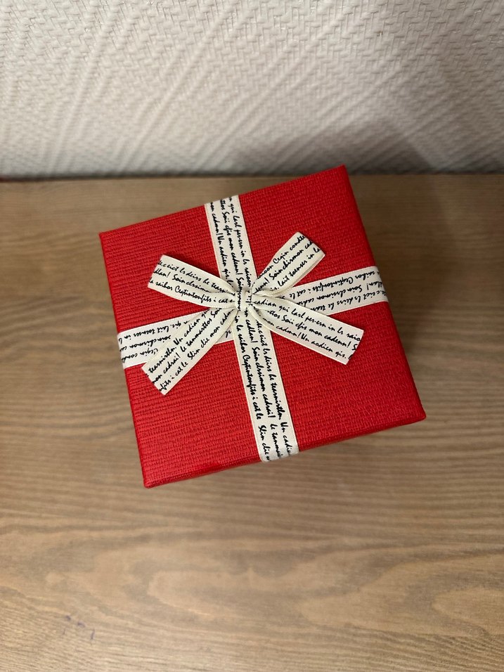 Kırmızı Kurdeleli Hediye Kutusu - Görsel 2