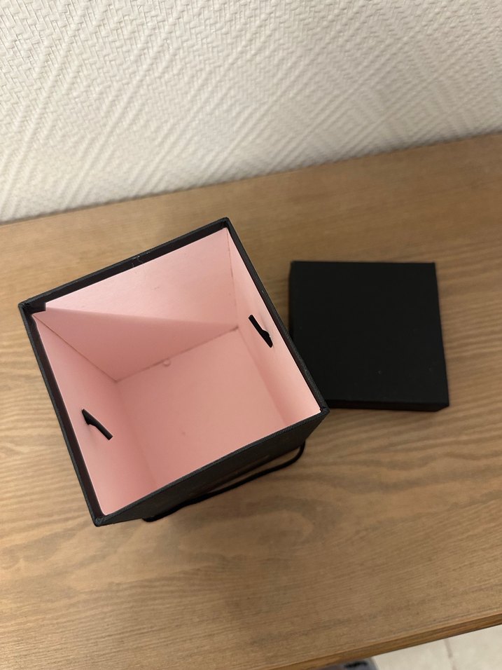 Siyah hediye kutusu - Görsel 2