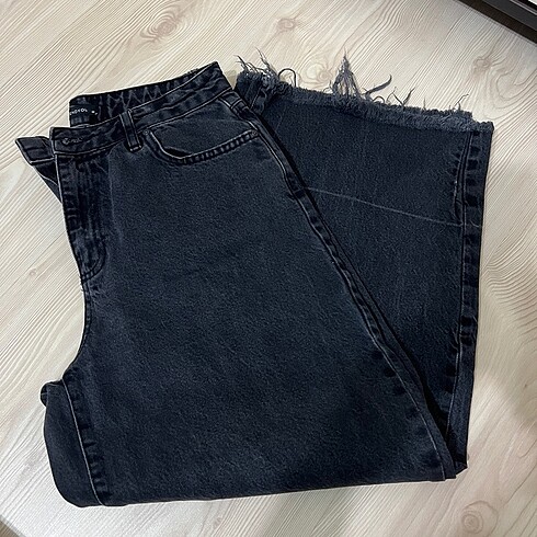 Trendyol Siyah Paçası Püsküllü Mom Jean