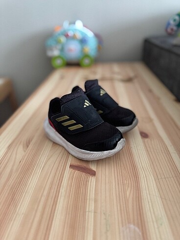 23 Beden siyah Renk Adidas spor ayakkabı