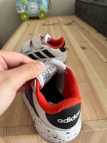 22 Beden beyaz Renk Adidas spor ayakkabı