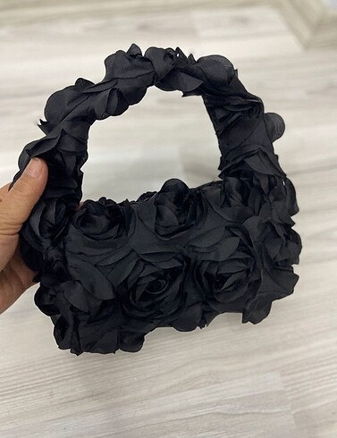 Beden siyah Renk Zara model güllü çanta