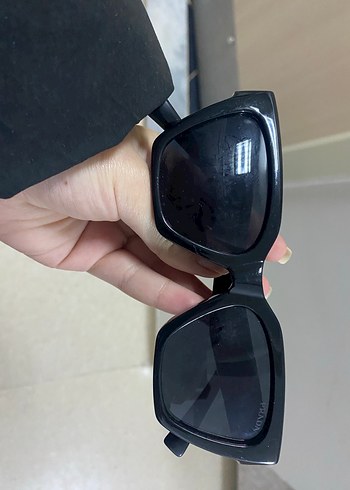 Prada Siyah Tokalı Kadın Güneş Gözlüğü - Görsel 3