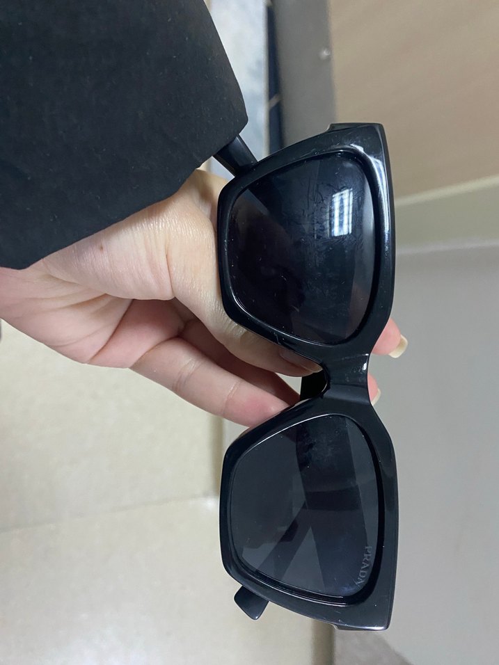 Prada Siyah Tokalı Kadın Güneş Gözlüğü - Görsel 3