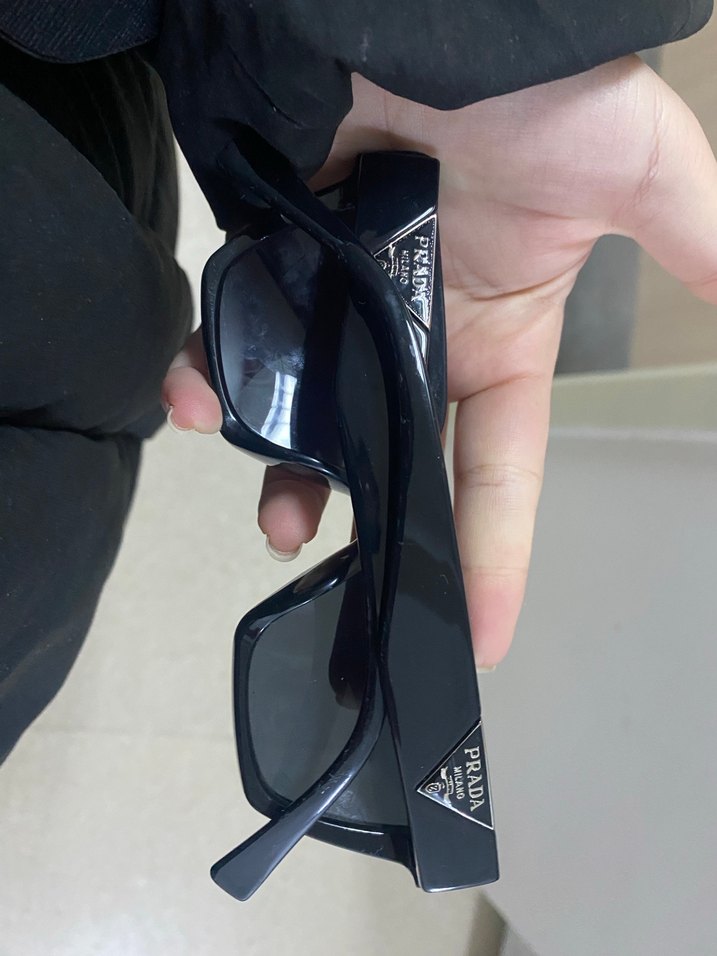 Prada Siyah Tokalı Kadın Güneş Gözlüğü - Görsel 4