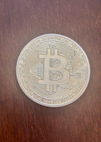 Altın Renkli Minimalist Bitcoin Rozeti