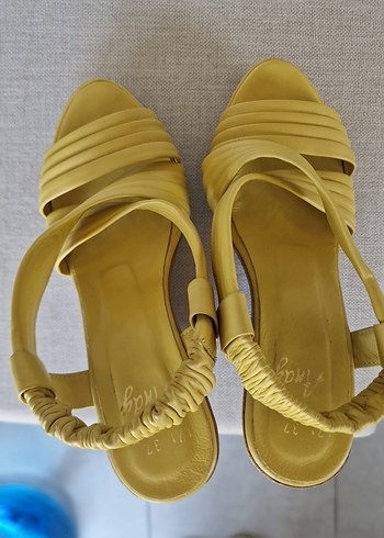 Sarı Pliseli Dolgu Topuklu Kadın Sandalet - Görsel 7