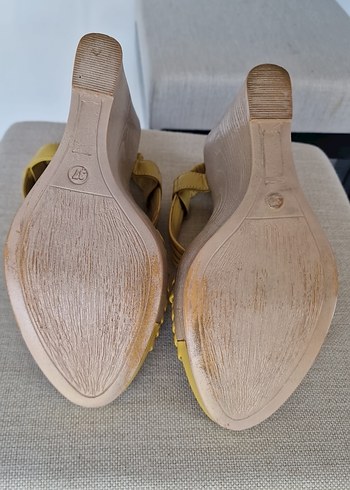 Sarı Pliseli Dolgu Topuklu Kadın Sandalet - Görsel 6