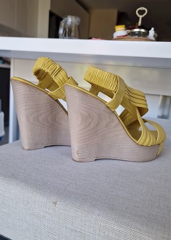 Sarı Pliseli Dolgu Topuklu Kadın Sandalet - Görsel 5
