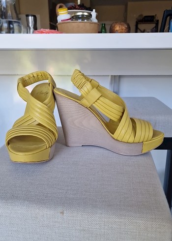 Sarı Pliseli Dolgu Topuklu Kadın Sandalet - Görsel 8