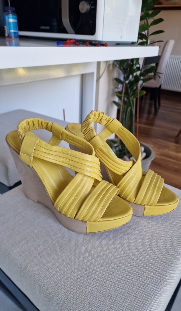 Sarı Pliseli Dolgu Topuklu Kadın Sandalet - Görsel 2