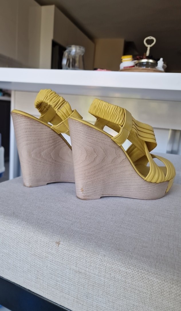 Sarı Pliseli Dolgu Topuklu Kadın Sandalet - Görsel 5