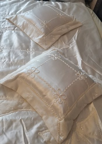 İşlemeli Beyaz Parlak Yatak Örtüsü - Görsel 4