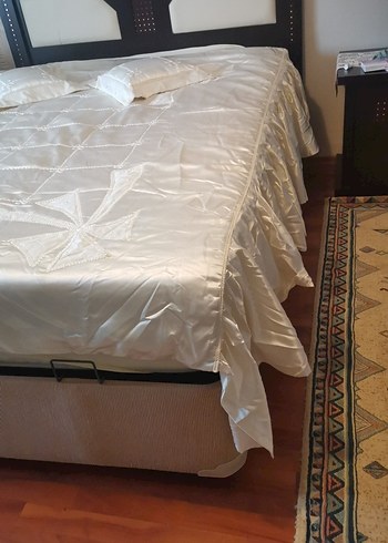 İşlemeli Beyaz Parlak Yatak Örtüsü - Görsel 3