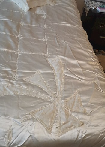 İşlemeli Beyaz Parlak Yatak Örtüsü - Görsel 6