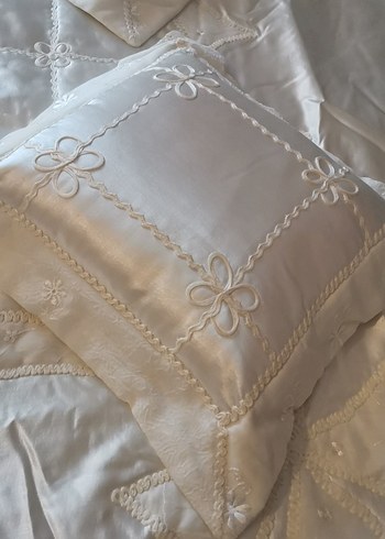 İşlemeli Beyaz Parlak Yatak Örtüsü - Görsel 5