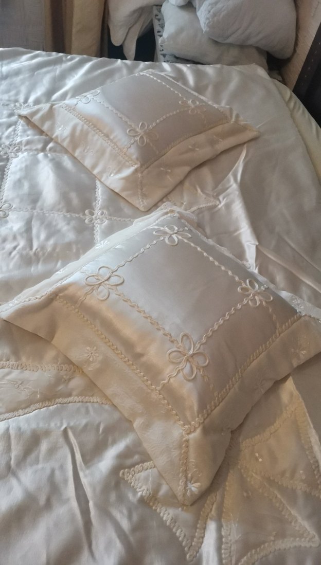 İşlemeli Beyaz Parlak Yatak Örtüsü - Görsel 4