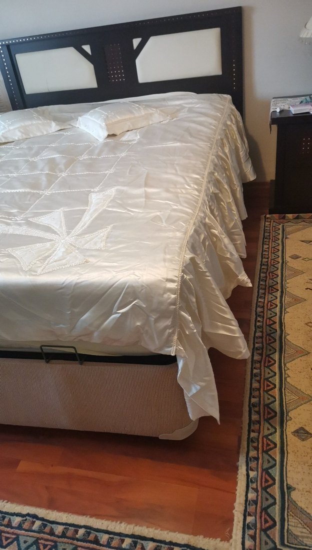 İşlemeli Beyaz Parlak Yatak Örtüsü - Görsel 3