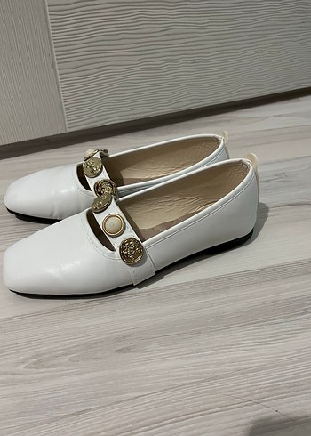 Düğmeli Beyaz Modern Klasik Kadın Babet - Görsel 3