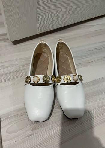 Düğmeli Beyaz Modern Klasik Kadın Babet - Görsel 2